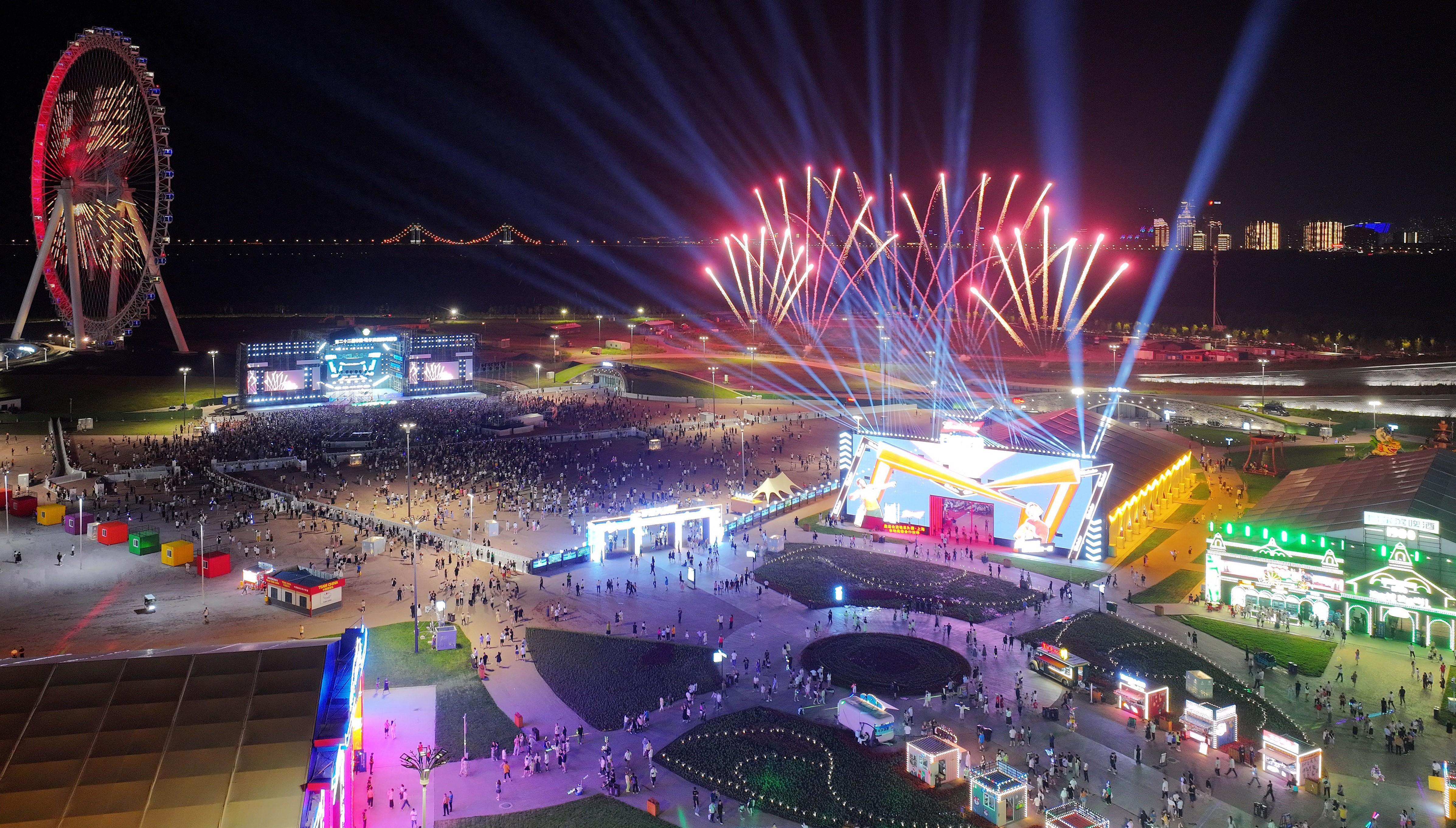 烟花升腾夜市醉人一起干杯开怀畅饮俯瞰园区歌手表演记者 张澍来源