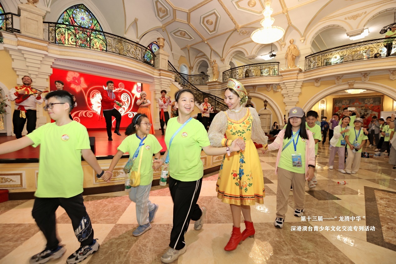 图：同学们载歌载舞