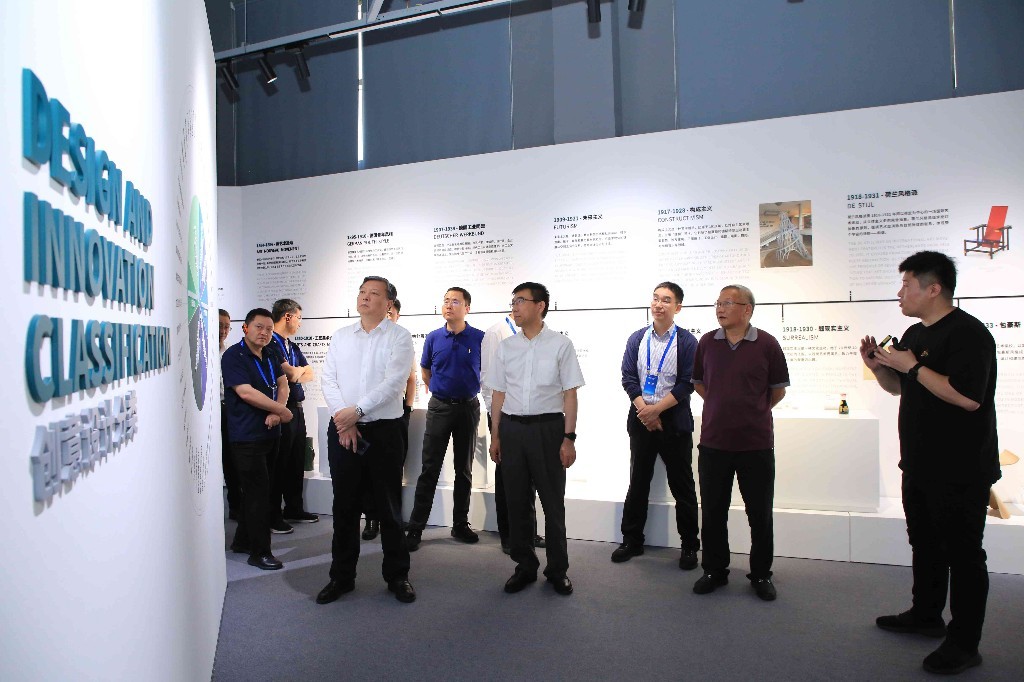 参会人员在哈实地调研