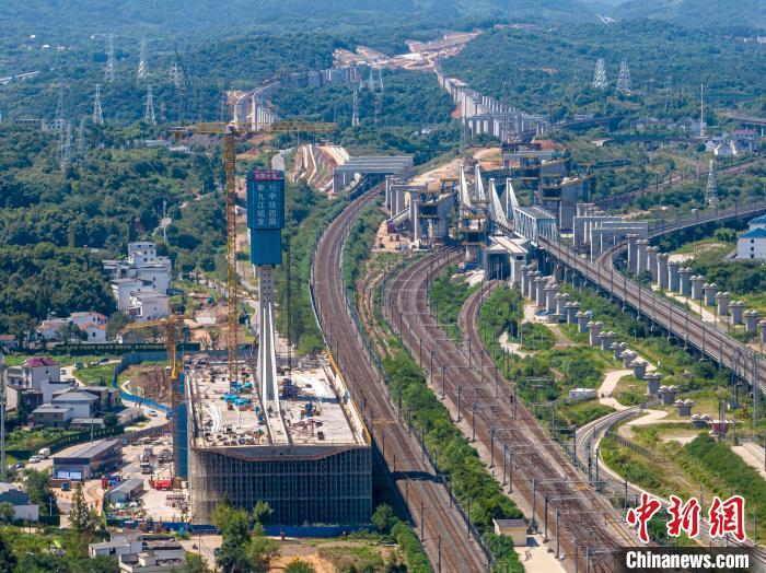 7月30日，九江快速路跨庐山站转体斜拉桥首座主墩塔柱封顶。沈嘉鹏 摄