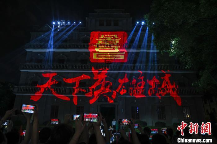 图为“光影八一”灯光秀在南昌八一起义纪念馆上演。　刘力鑫 摄