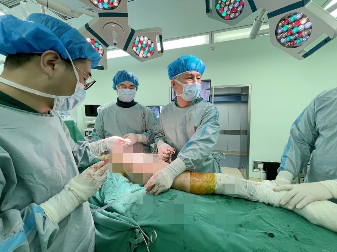 9楼坠落花季少女！南京第一医院骨科团队6小时生死抢救，奇迹再现