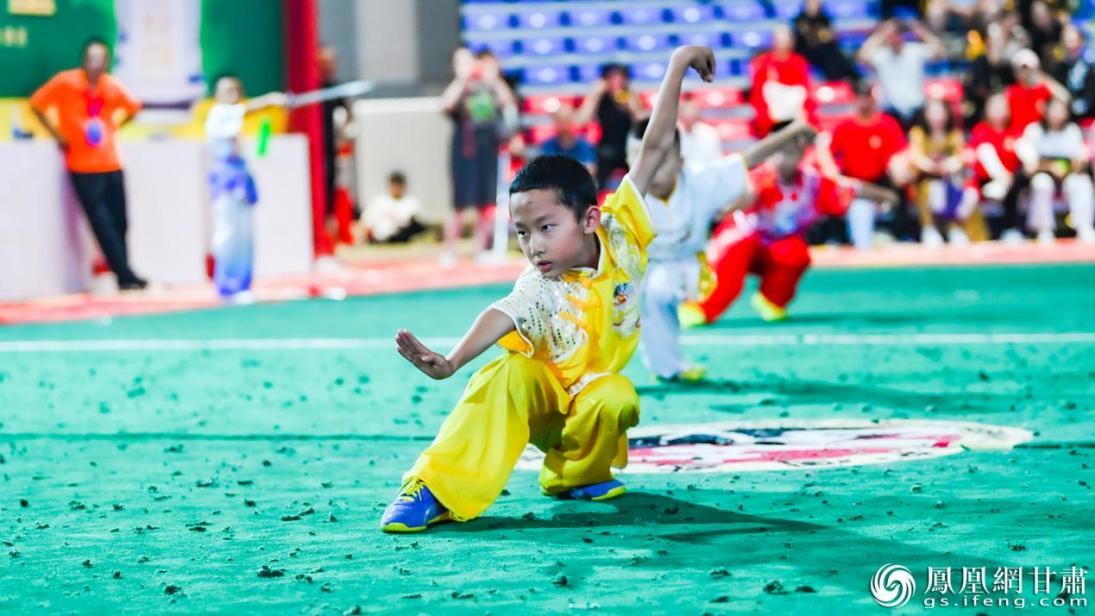 当日进行的集体项目上，武林小将展示传统拳术套路。