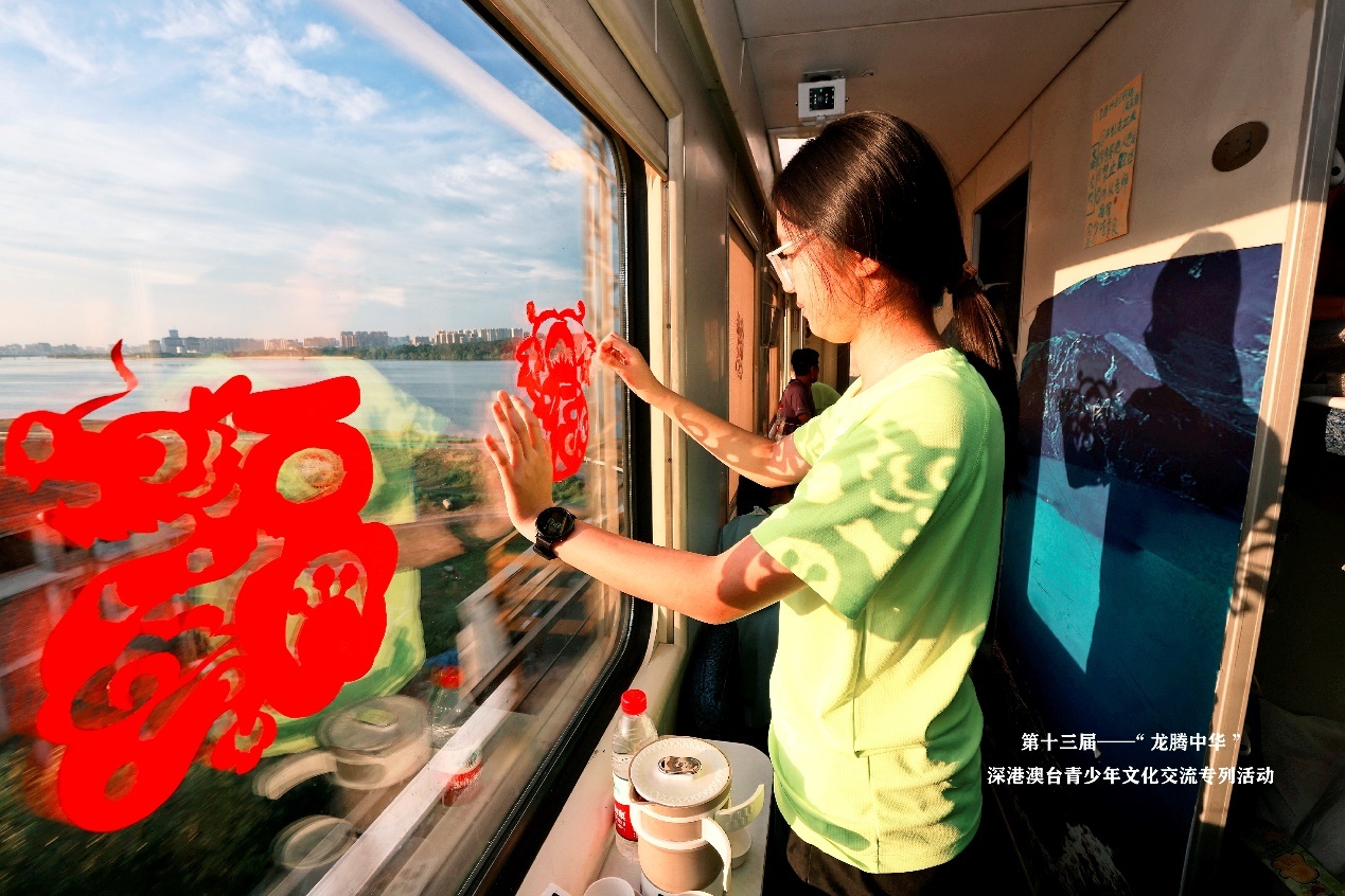 图：同学们在专列车窗贴上福字