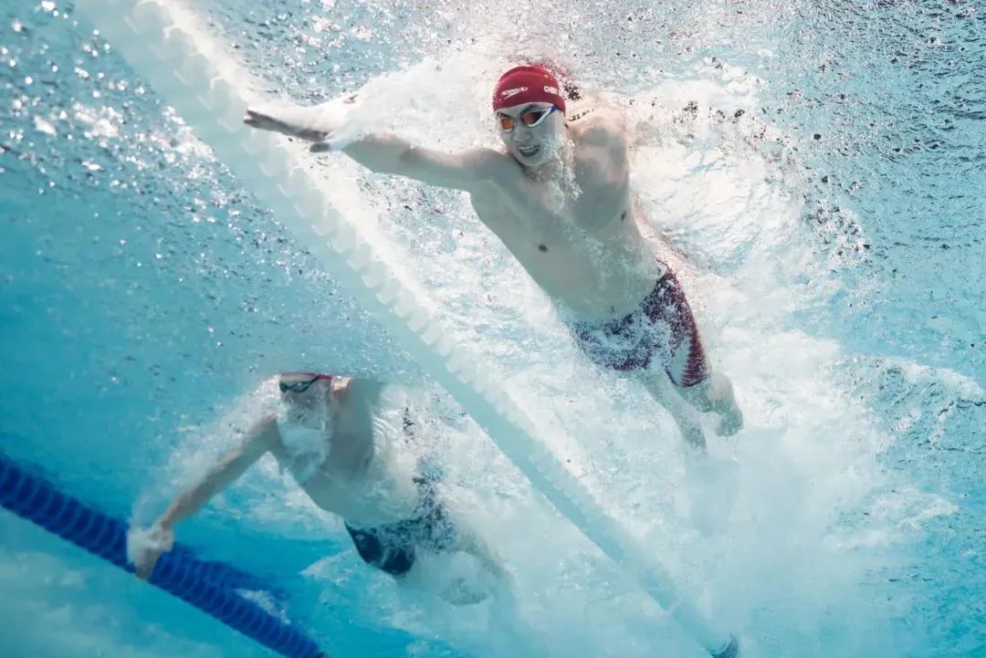 中国队第三棒选手陈俊儿（右）在比赛中。新华社/图