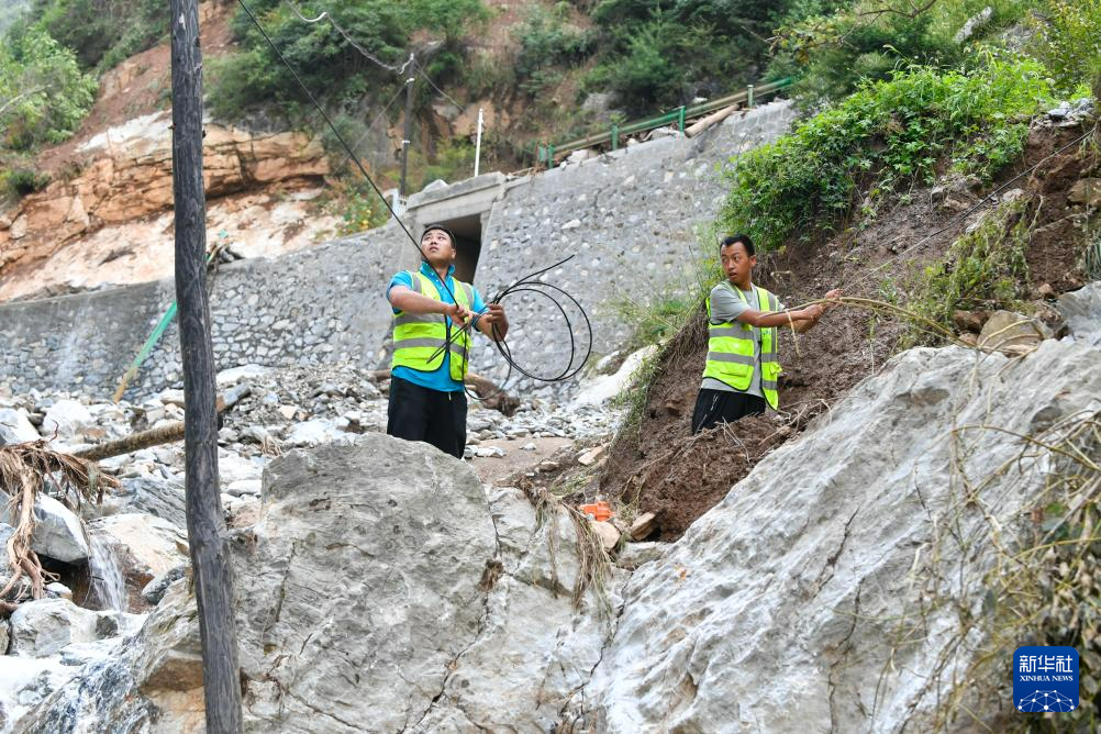 7月26日,2名通讯人员在武都区三河镇姚沟村抢修通信线路。新华社记者 郎兵兵 摄