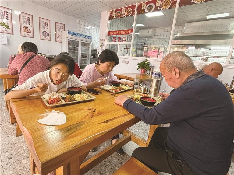 城关区沙洼河村社区食堂解决辖区一老一小吃饭问题
