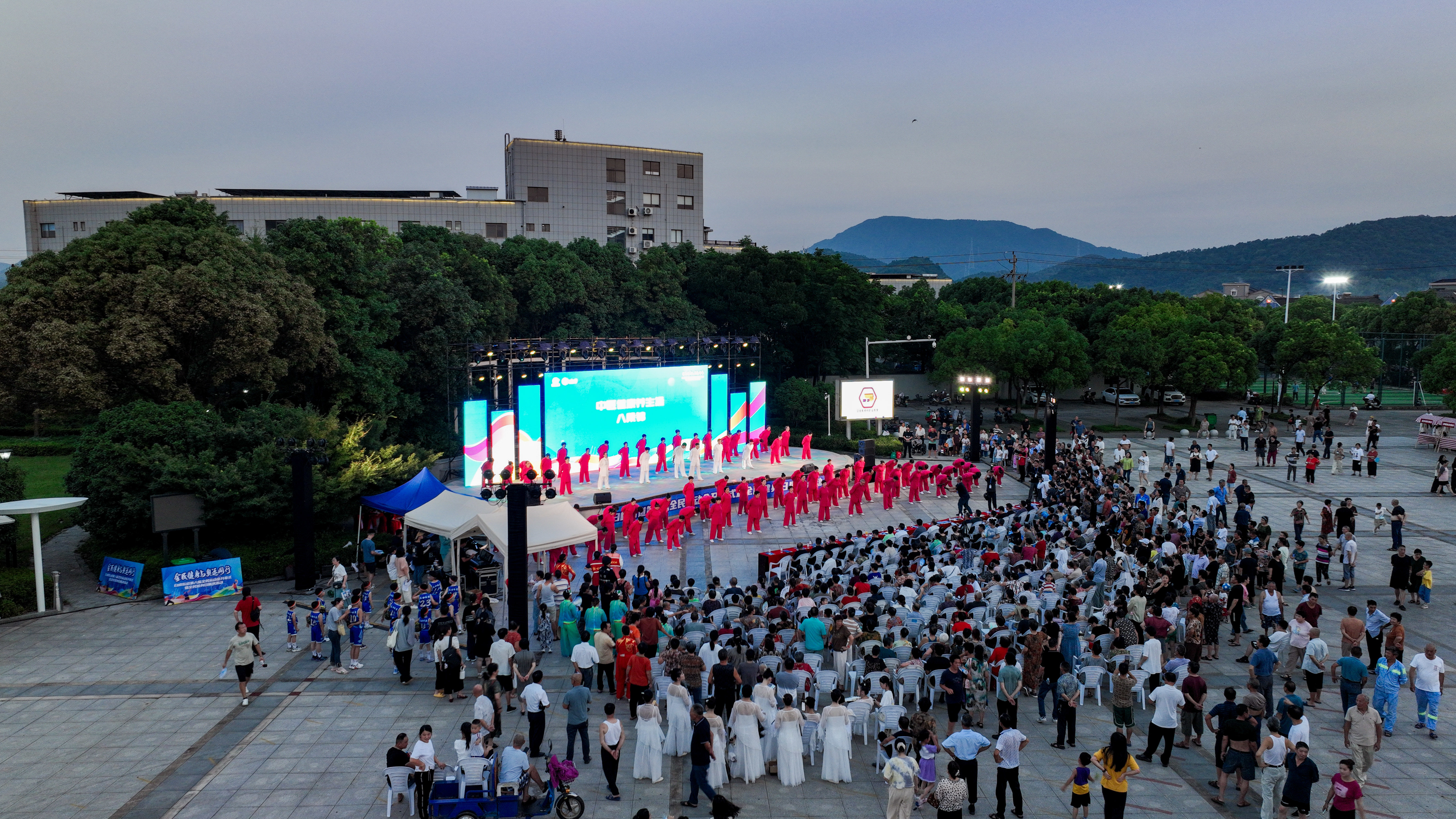 拔河激战预赛启幕，全民健身热潮涌动！北仑白峰街道第六届全民运动会暨全民健身日展演正式开幕