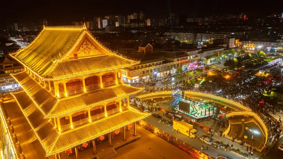 夜晚的武威游客如织　再现诗词中的盛唐景象