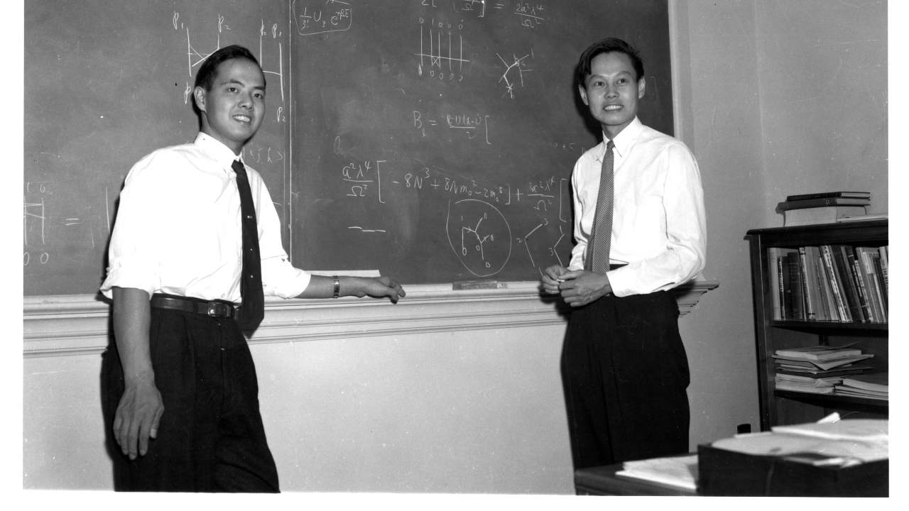 杨振宁与李政道合作，摘取1957年诺贝尔物理学奖，让全世界的华人扬眉吐气