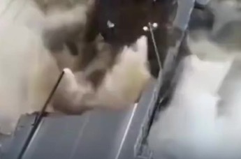 网友拍摄贵州三穗一大桥垮塌惊险瞬间，桥中两段轰然断裂，发现开裂时已交通管制