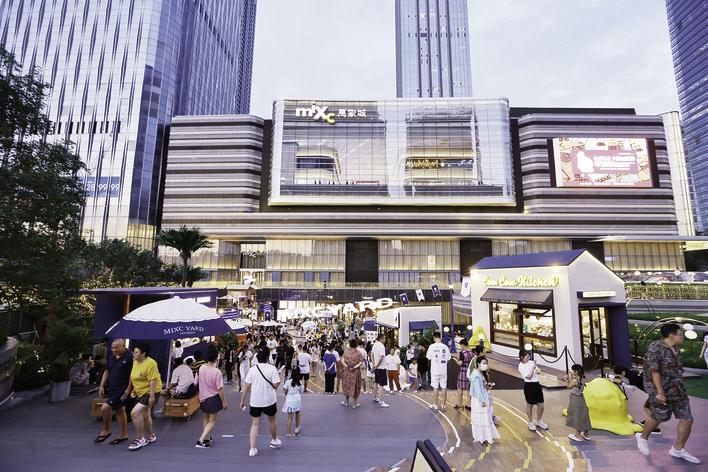 长春万象城MIXC YARD城市慢闪街区吸引了众多市民前来。 张扬 摄