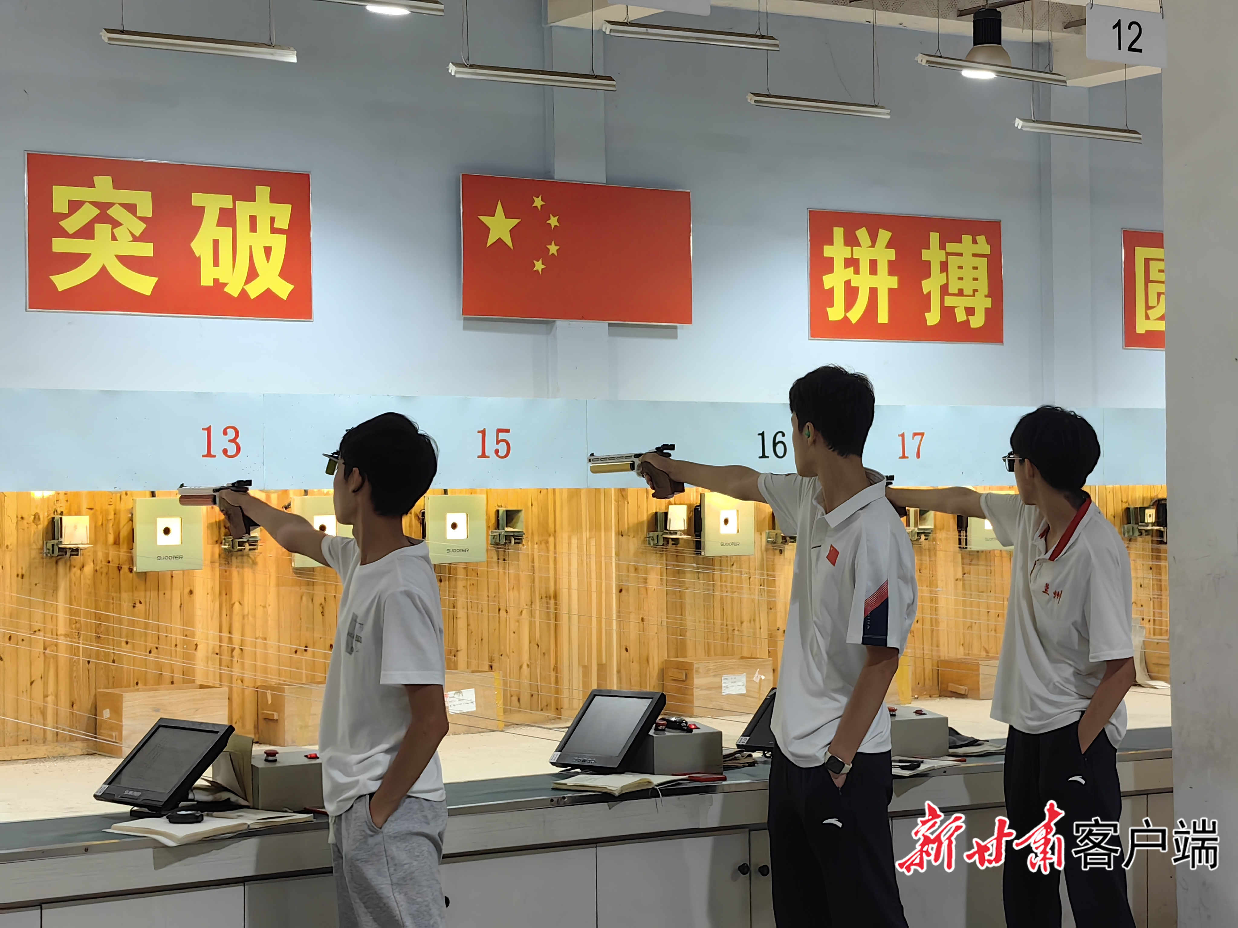 对着射击靶训练的队员 新甘肃·甘肃日报记者 何佳睿 摄