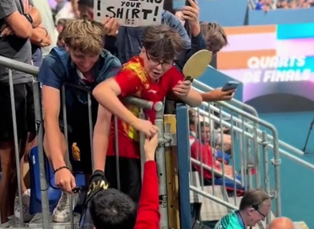 外国小球迷喜获马龙签名后疯狂叫喊！连说4次谢谢你