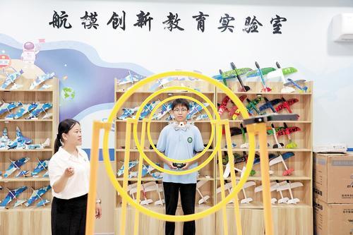 8月7日，威县一中航模社团学生正在进行航模训练。 本报通讯员 李银鹏摄