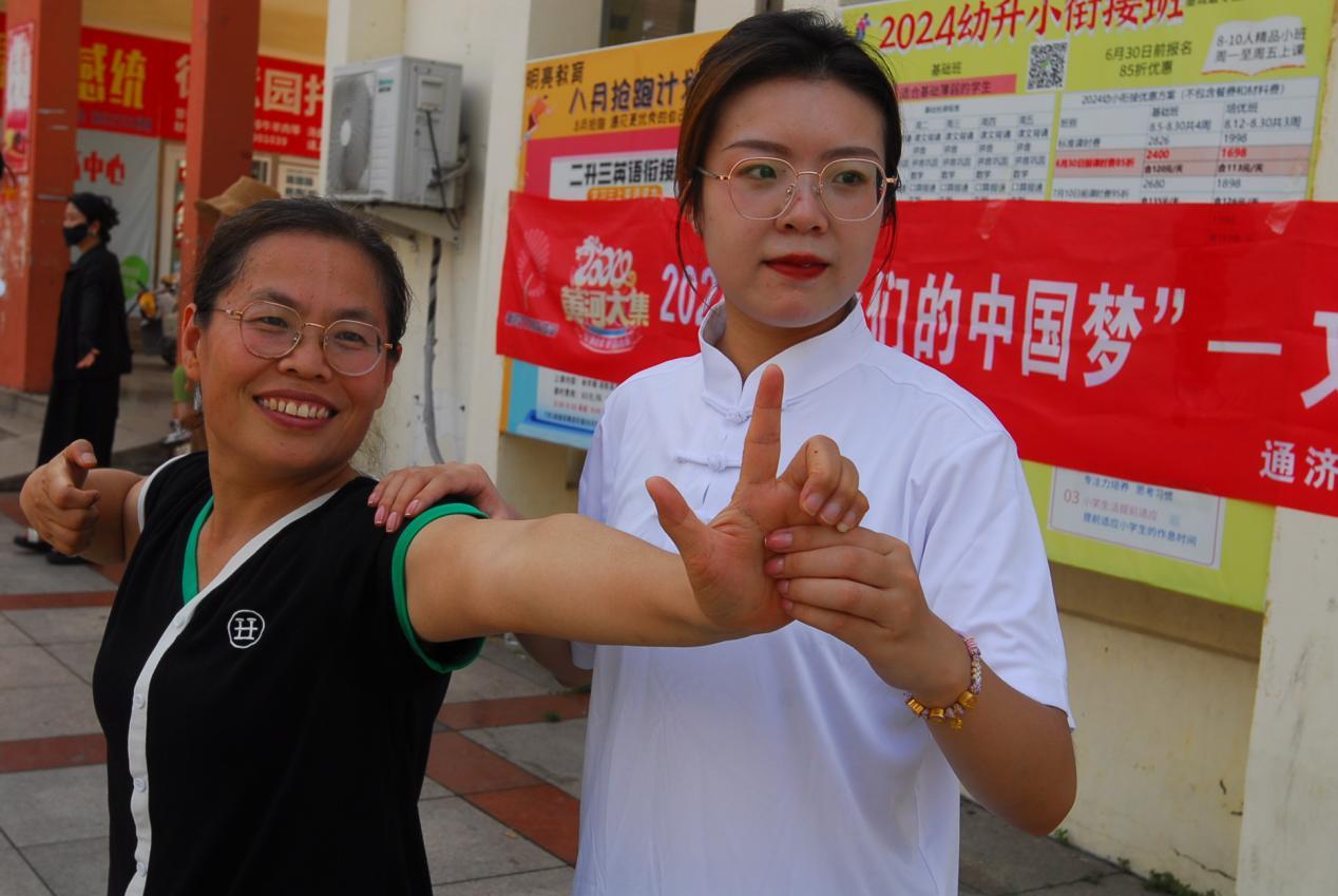 8月7日，山东省青岛市即墨区中医医院得医护人员在在指导居民练习八段锦功法。