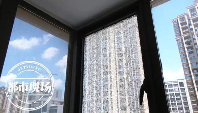 南昌梁万新时代小区窗户玻璃接连自爆 业主认为质量不过关