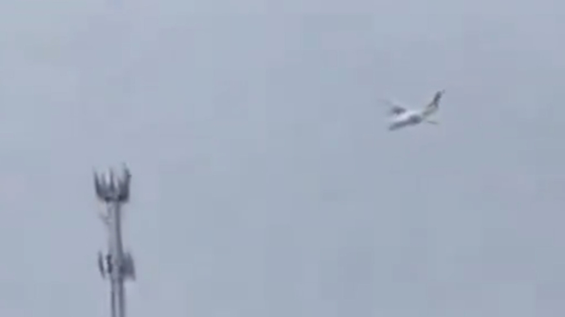 巴西一客机坠毁机上61人全部遇难，一名乘客因迟到被工作人员拦住幸免于难