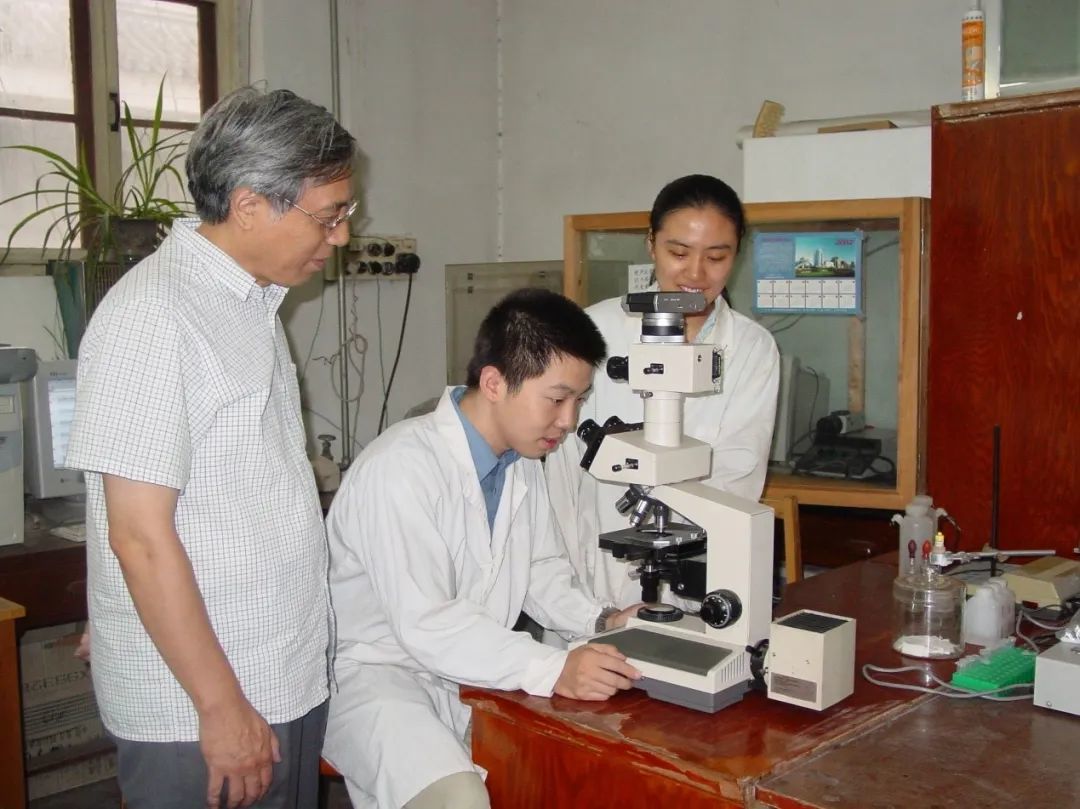 生命科学学院于龙川教授指导2000级䇹政基金项目本科生做实验