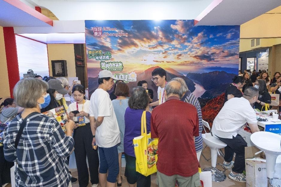 ▲重庆展位人头攒动，咨询者络绎不绝。受访者供图