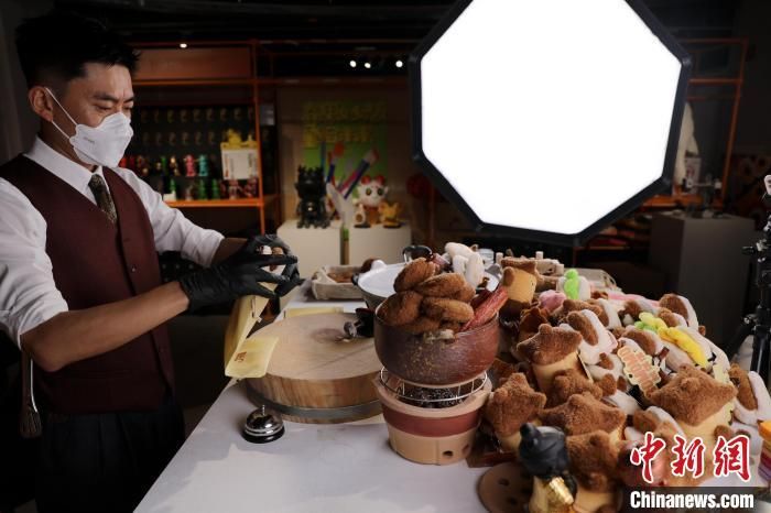 8月5日，陕西西安，工作人员在制作“绒馍馍”。近日，西安文创产品“绒馍馍”走红网络，这款玩偶以肉夹馍为原型，用两块软绵绵的“馍”，巧妙地夹着一块柔软填充物模拟的“肉”，颇具创意。工作人员介绍，“绒馍馍”推出半个多月，已售出上万个。中新社记者 张远 摄