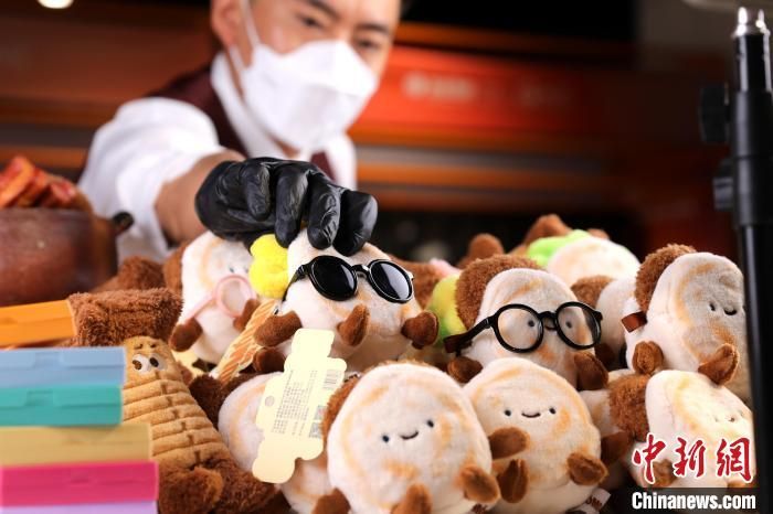 8月5日，陕西西安，工作人员在制作“绒馍馍”。近日，西安文创产品“绒馍馍”走红网络，这款玩偶以肉夹馍为原型，用两块软绵绵的“馍”，巧妙地夹着一块柔软填充物模拟的“肉”，颇具创意。工作人员介绍，“绒馍馍”推出半个多月，已售出上万个。中新社记者 张远 摄