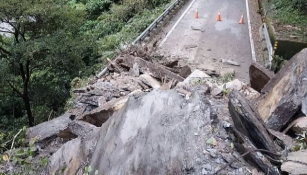 台湾中南部降大雨 山区土石坍步道成瀑布