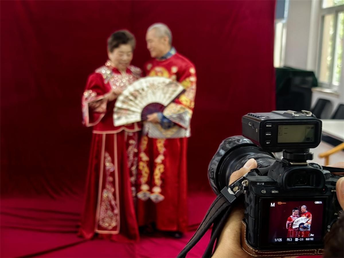 市北区浮山新区街道“七夕”献礼：老党员圆梦婚纱，爱的记忆温暖绽放