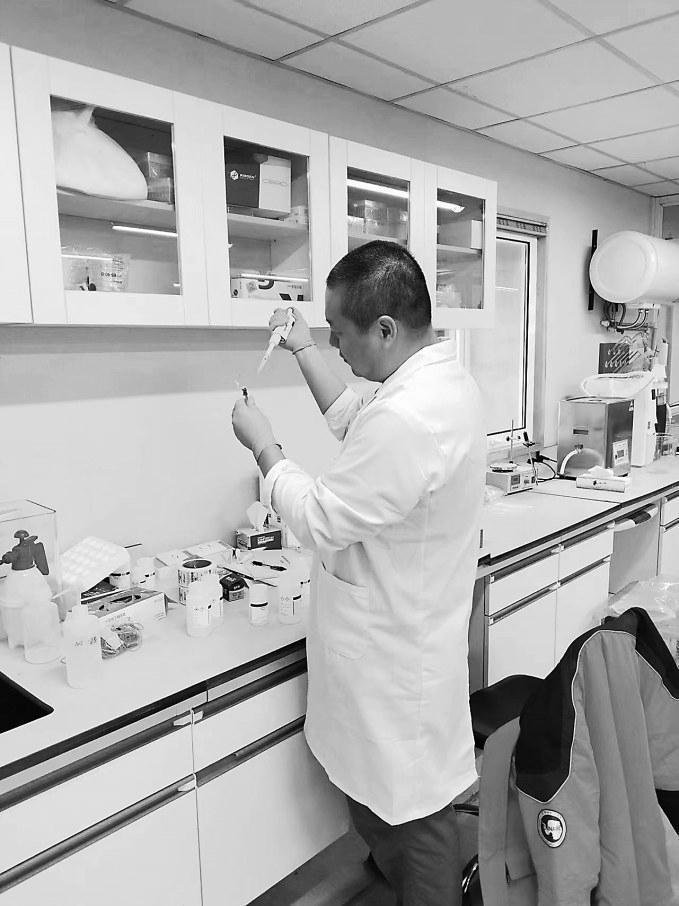 李祥锴在实验室里做实验