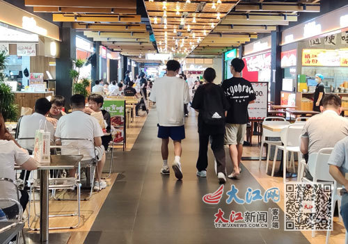 “更新天地”商业街区中午客流火爆