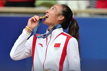 郑钦文回应“父亲卖房给她打网球”：是真的，再苦再难我都没有放弃