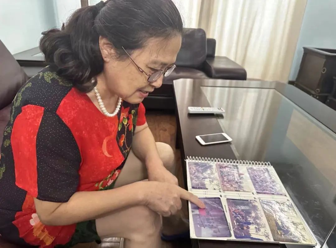 △王阿姨翻看着朱玲小时候的照片
