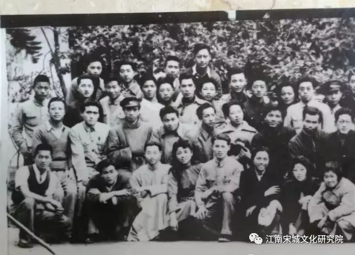 △李政道（第三排左四）和同学们在赣州合影