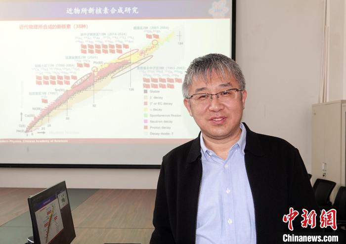 近代物理所所长孙志宇研究员介绍该所新核素合成研究进展　中新网记者　孙自法　摄