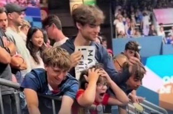 外国小孩哥要到马龙签名，疯狂告白，肉眼可见的兴奋和激动