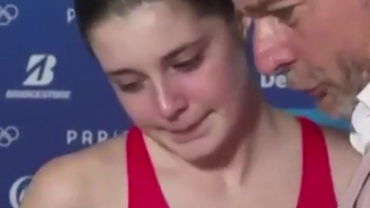 19岁英国女运动员比赛失利后哭鼻子，爸爸暖心安慰