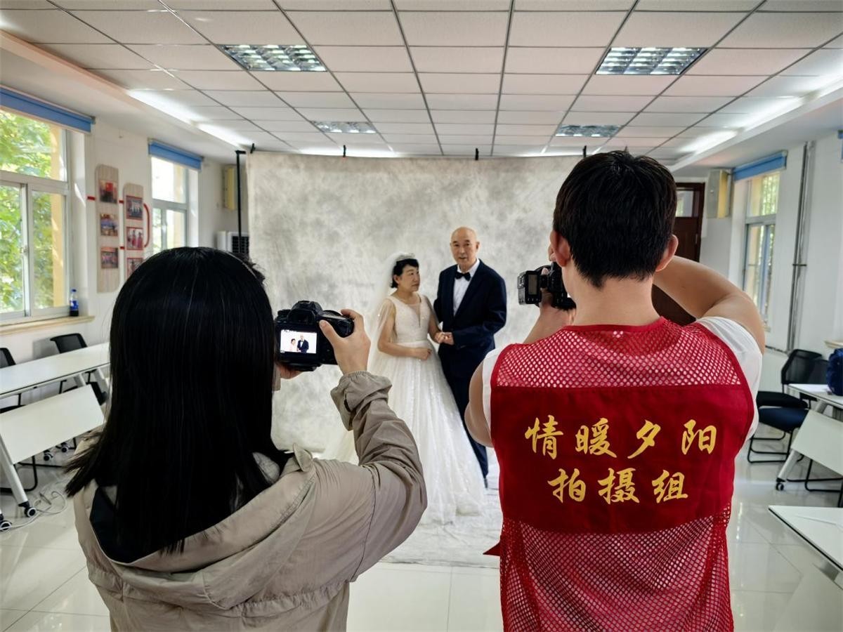 市北区浮山新区街道“七夕”献礼：老党员圆梦婚纱，爱的记忆温暖绽放