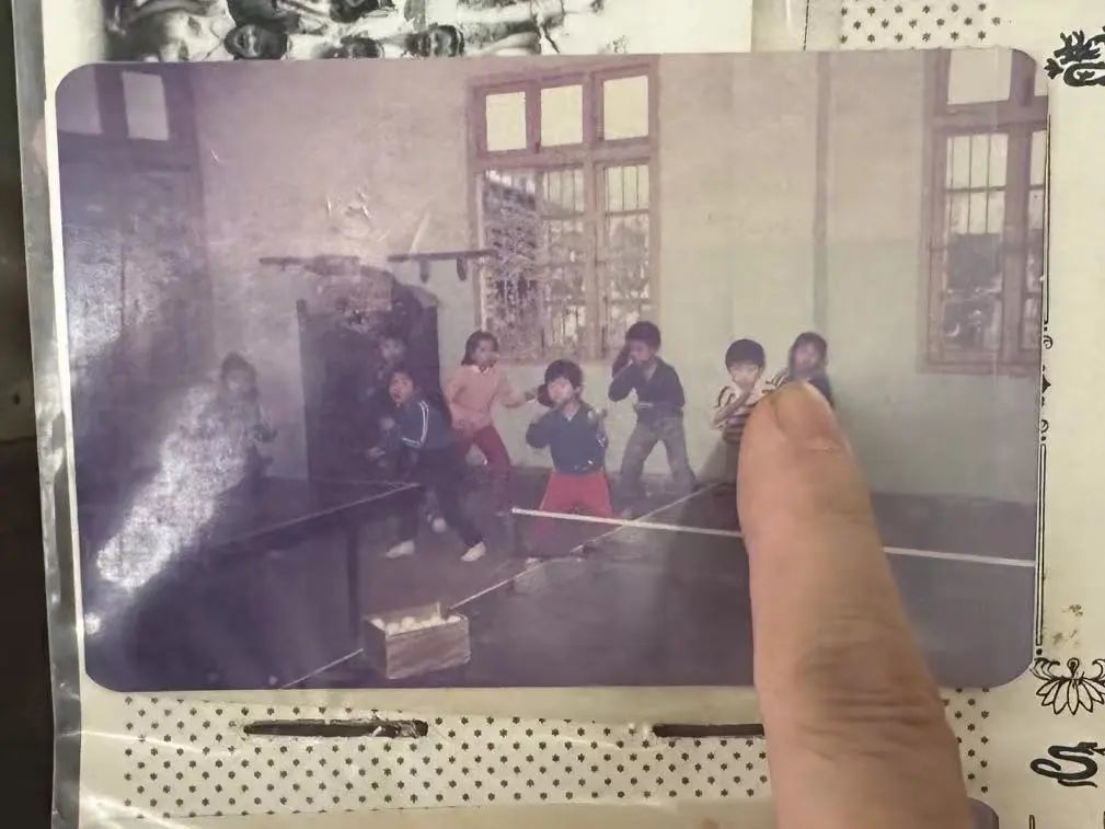 △小时候的朱玲在新钢一小训练