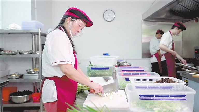 在南昌高新区御水园社区幸福食堂厨房，厨师正在备料。