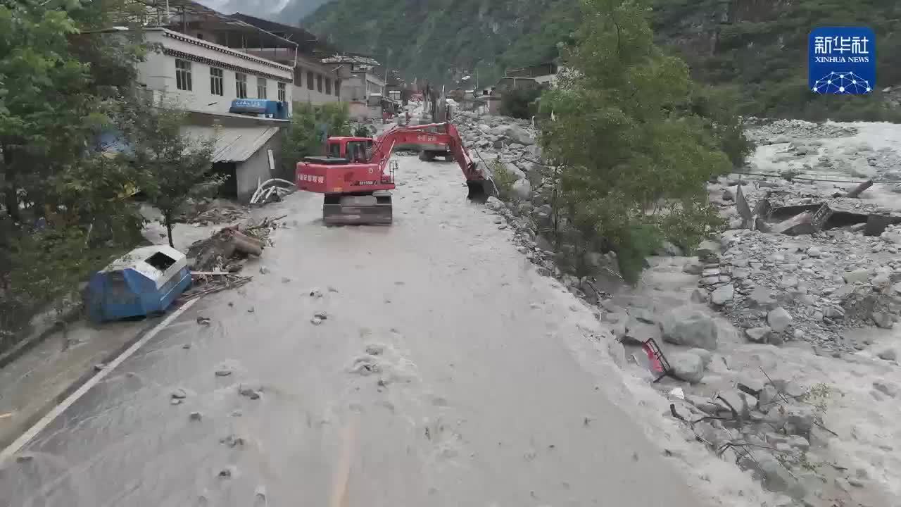 跟随记者镜头 直击四川康定山洪泥石流灾害救援现场