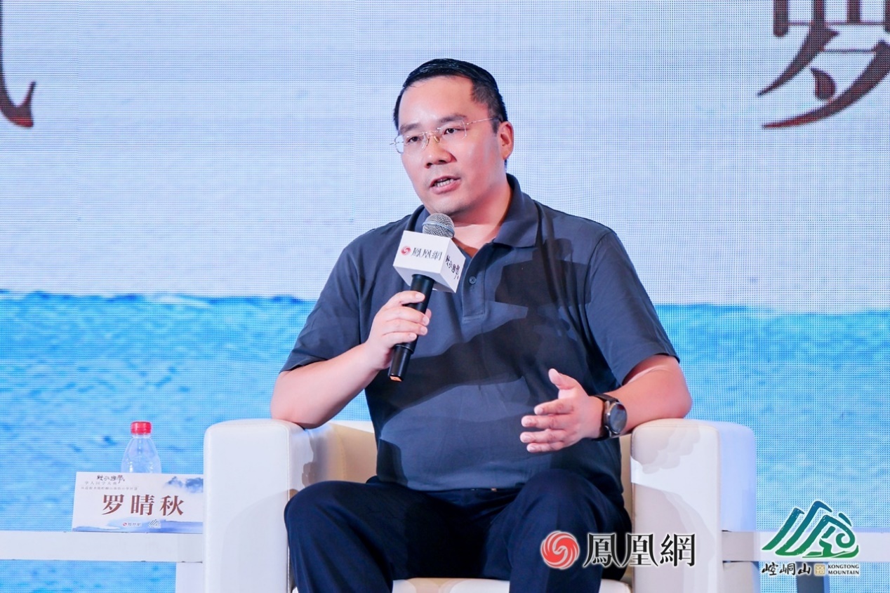 悟空研究院院长、发展经济学与公共政策专家罗晴秋在跨界对话时发言。