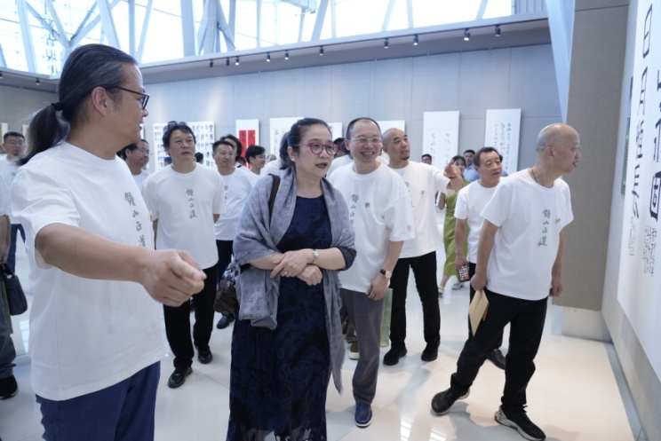 孙晓云等观展