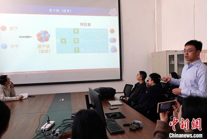 近代物理所超重核与核结构室副主任张志远科普介绍新核素及新元素合成情况　中新网记者　孙自法　摄