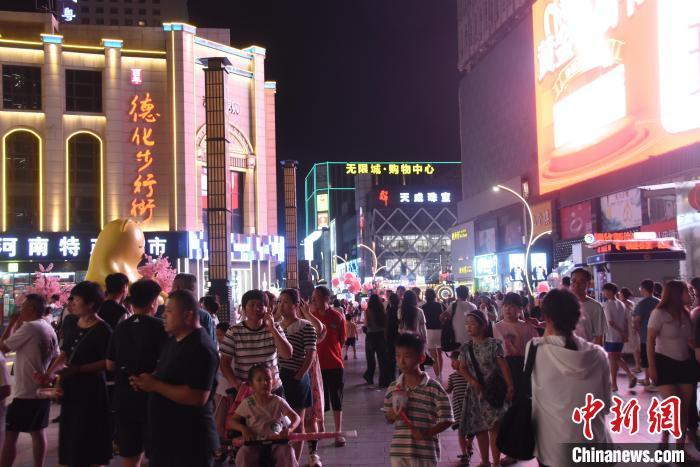 8月5日晚,河南郑州二七商圈德化街人流涌动。 王宇 摄