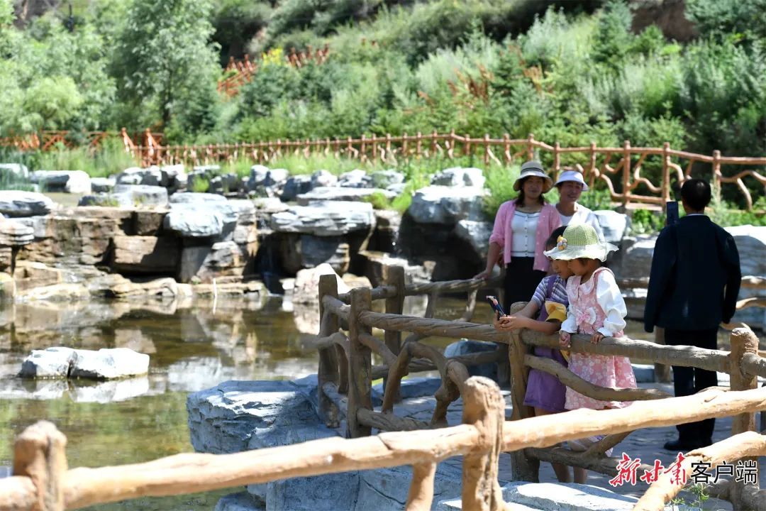 游客在牙扎村拍照留念　新甘肃&middot;甘肃日报记者　马伊星　摄