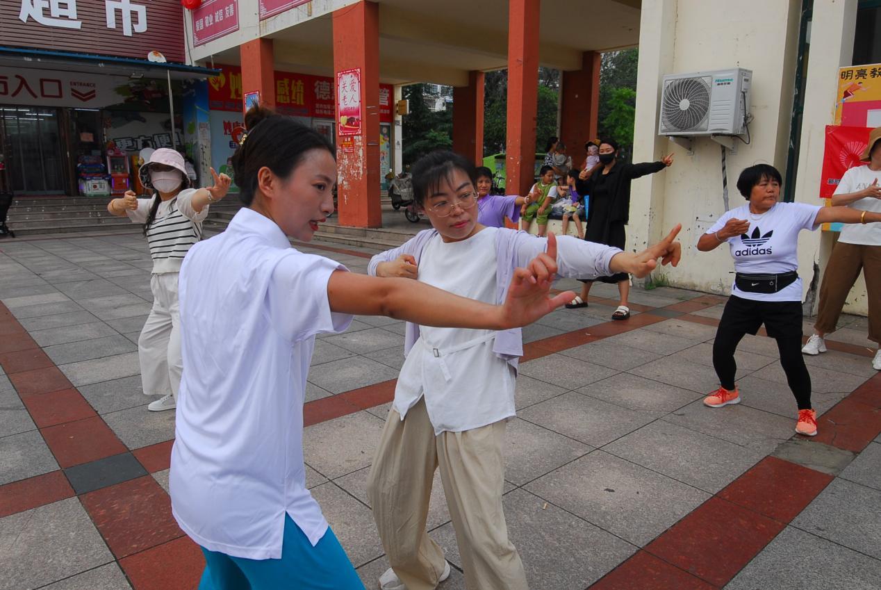 8月7日，山东省青岛市即墨区中医医院的医护人员带领居民练习八段锦功法。