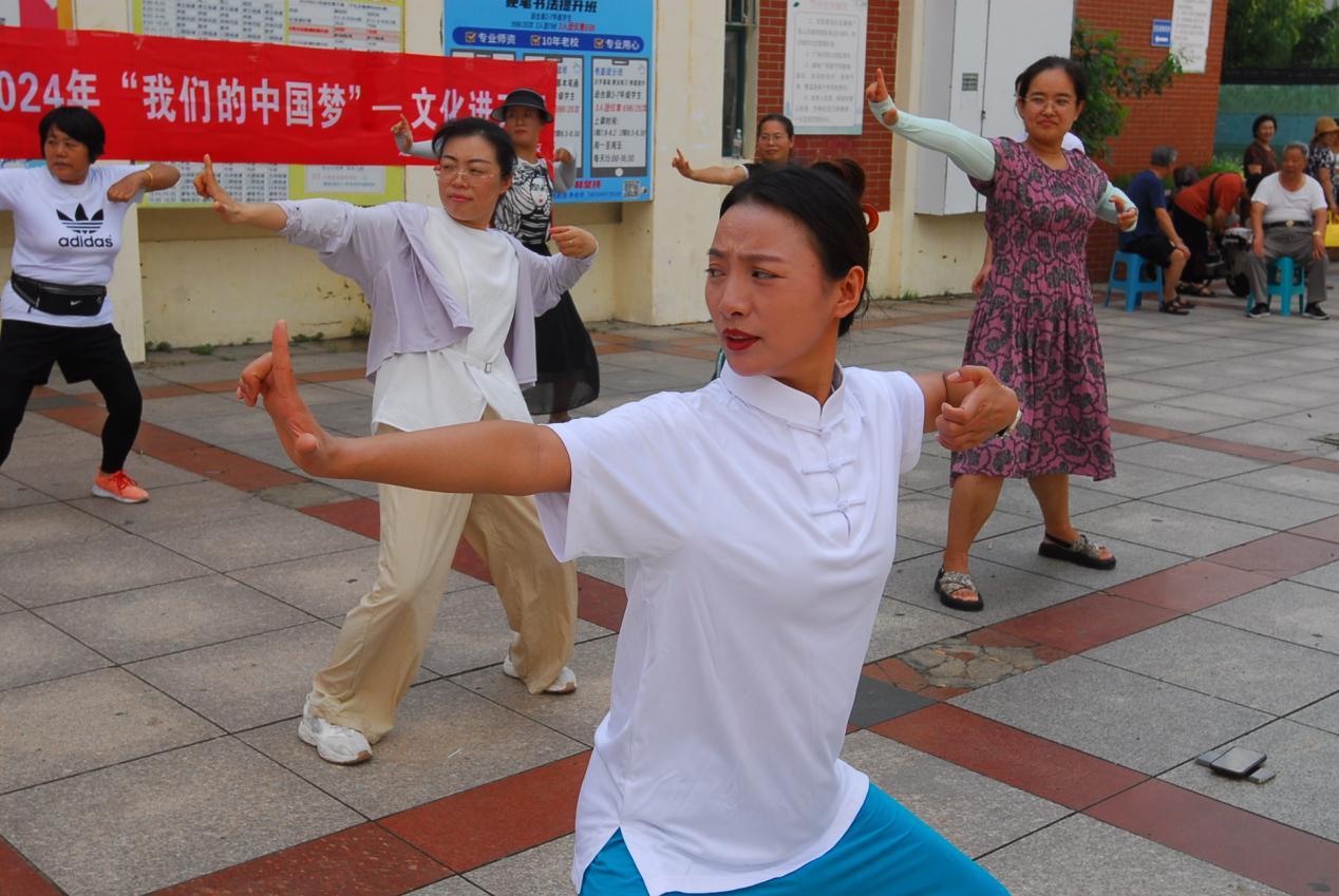 8月7日，在即墨区润发家园居民小区广场，山东省青岛市即墨区中医医院的医护人员教授居民做八段锦功法。