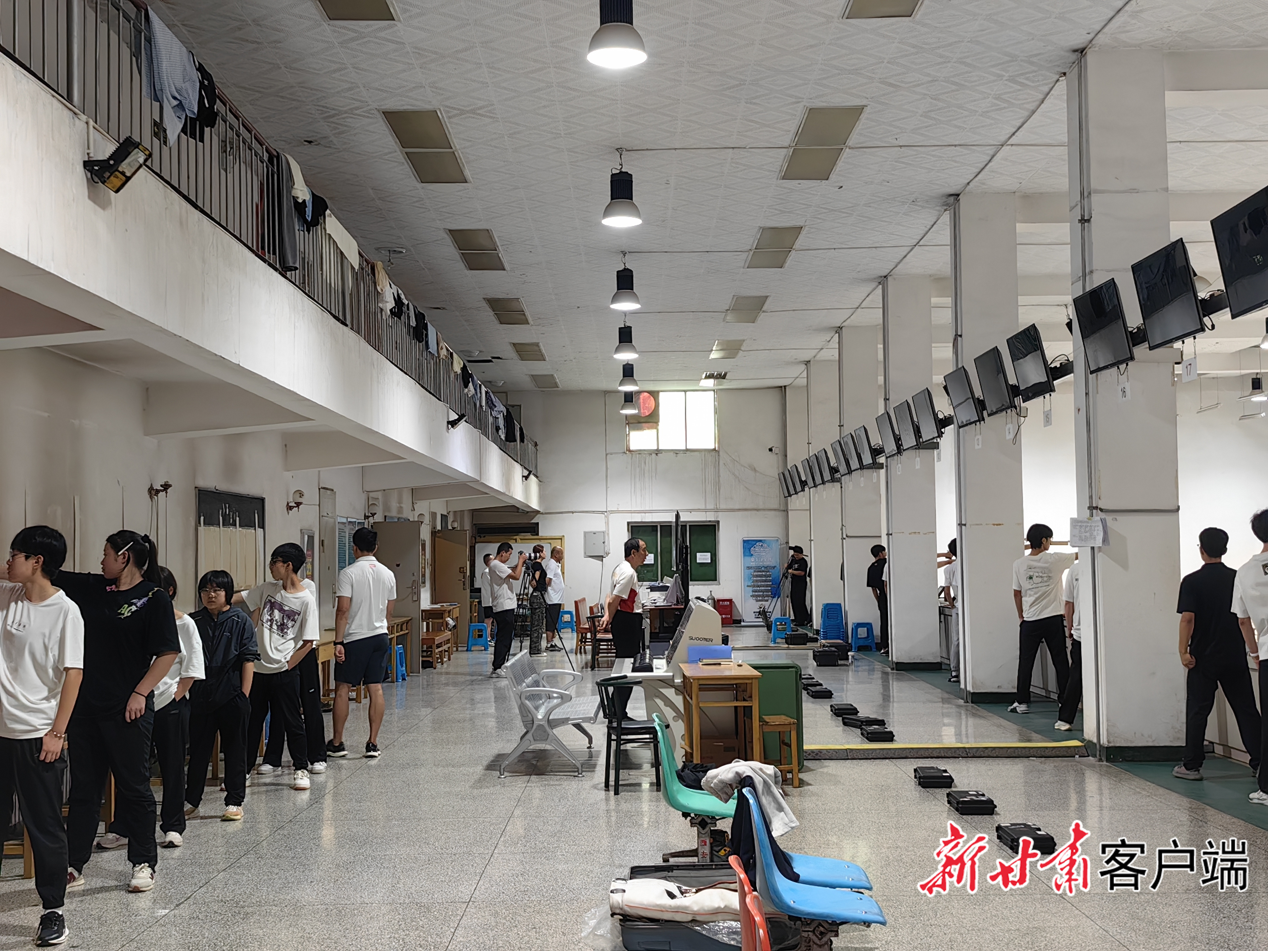 甘肃省体育工作第二大队射击馆内,左侧的队员在对着墙练,右侧的队员在对着射击靶练。新甘肃·甘肃日报记者 何佳睿 摄