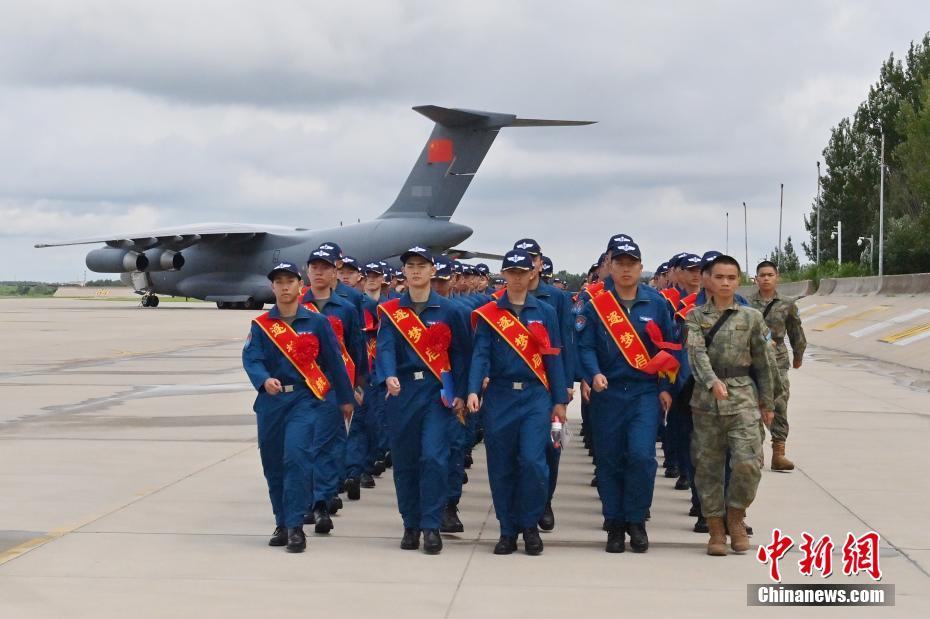 中国空军多架运-20送新飞行学员报到