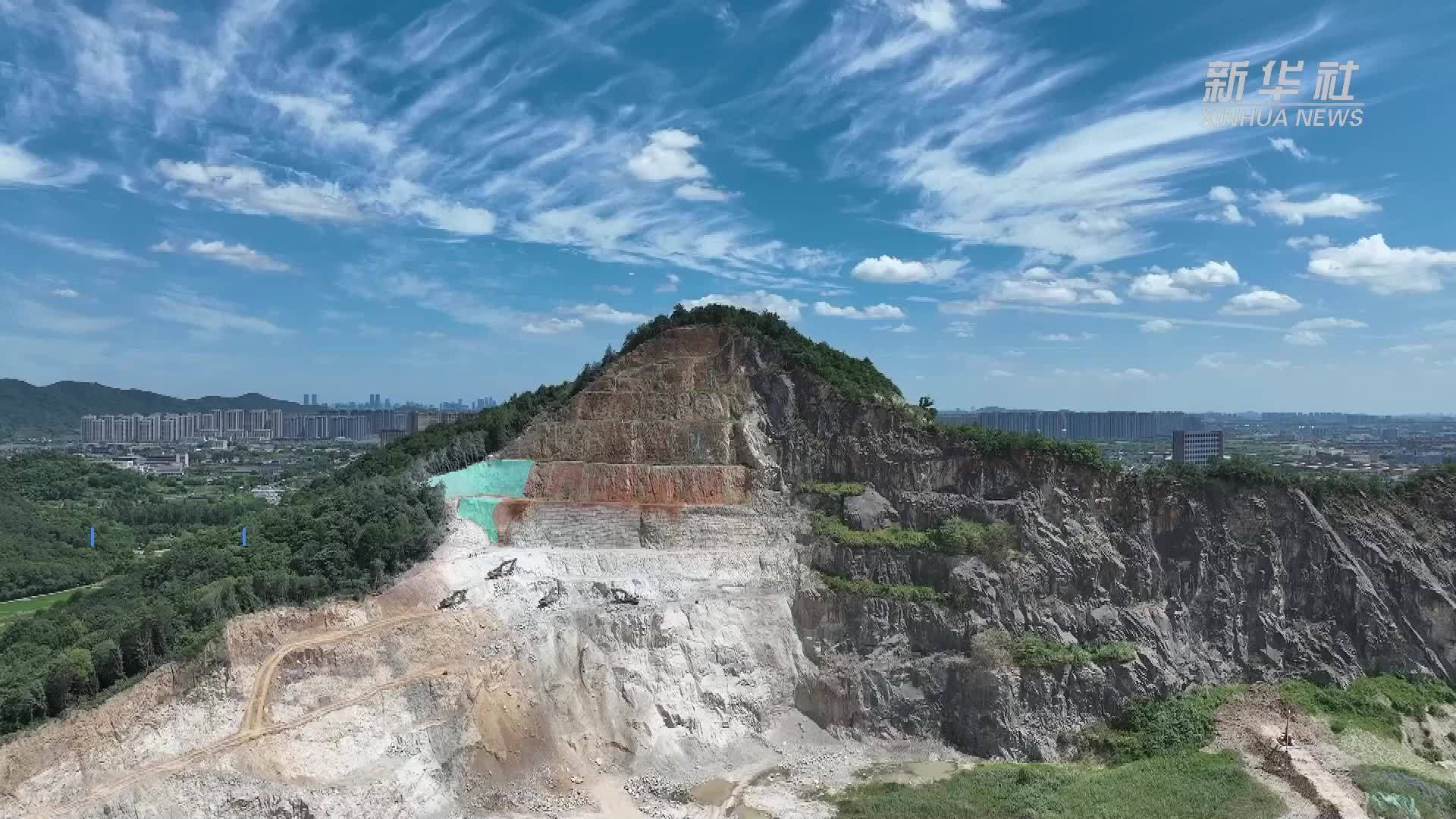 高温下的劳动者|岩壁上的“蜘蛛侠”